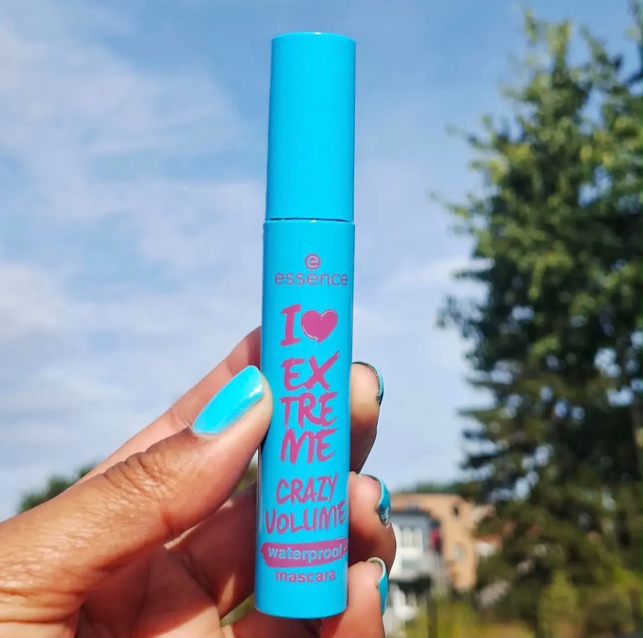 Essence I Love Extreme Crazy Volume Mascara - Waterproof - Image 4
